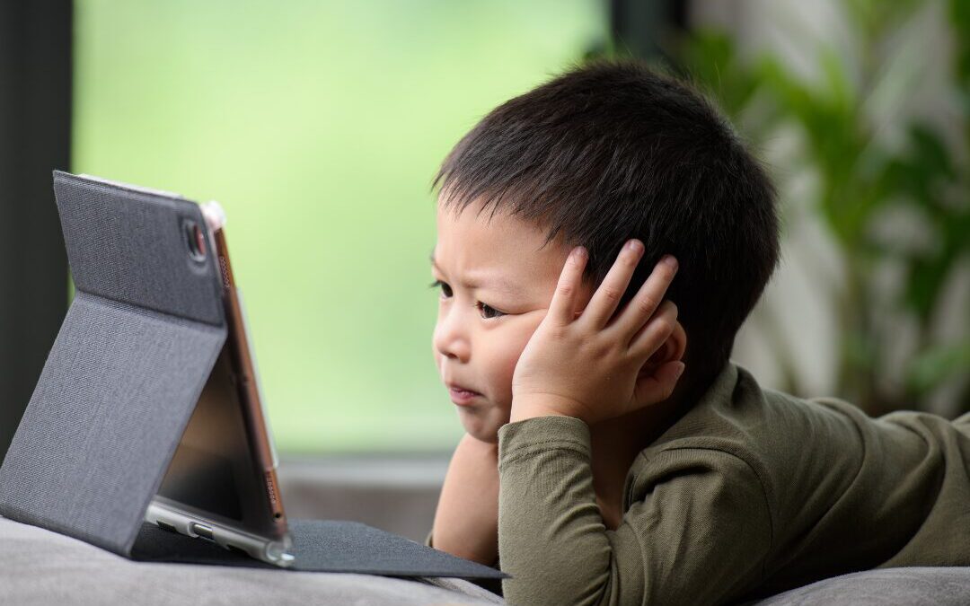 How to Combat Digital Eye Strain This Summer Vacation
